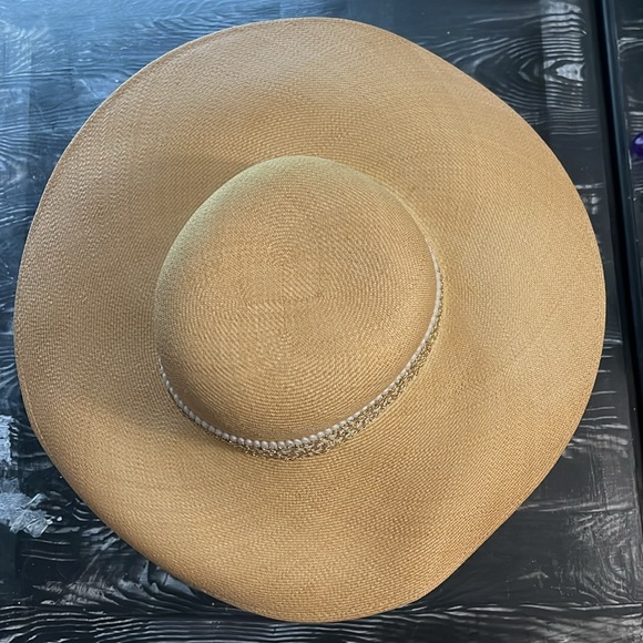 Beige summer hat with white and gold trim - Picture 2 of 4